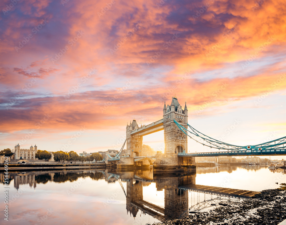 Fototapeta premium Spectacular Tower Bridge in London at sunset