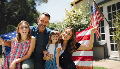 Foto Happy family celebrating the american independence day