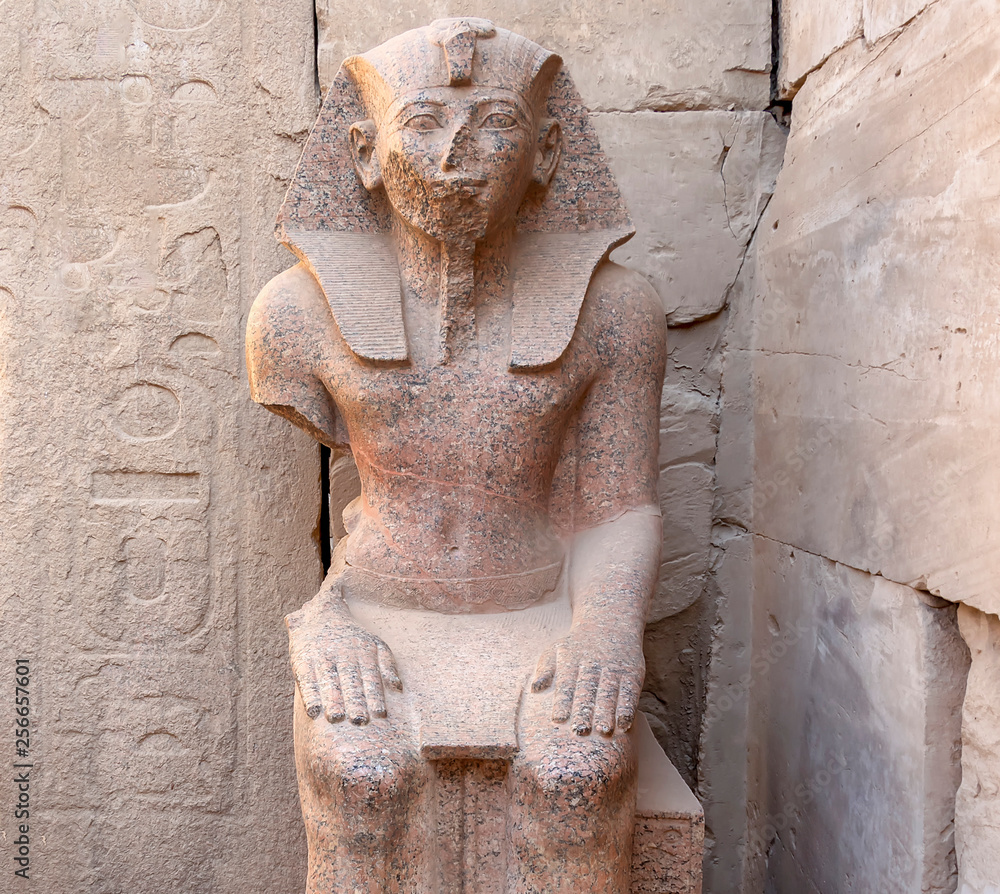 Foto de Seated Statue of Pharaoh Thutmose III near the Festival Hall of ...