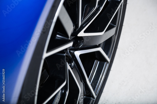 Schilderij op canvas Diamond cut wheel of blue sports car