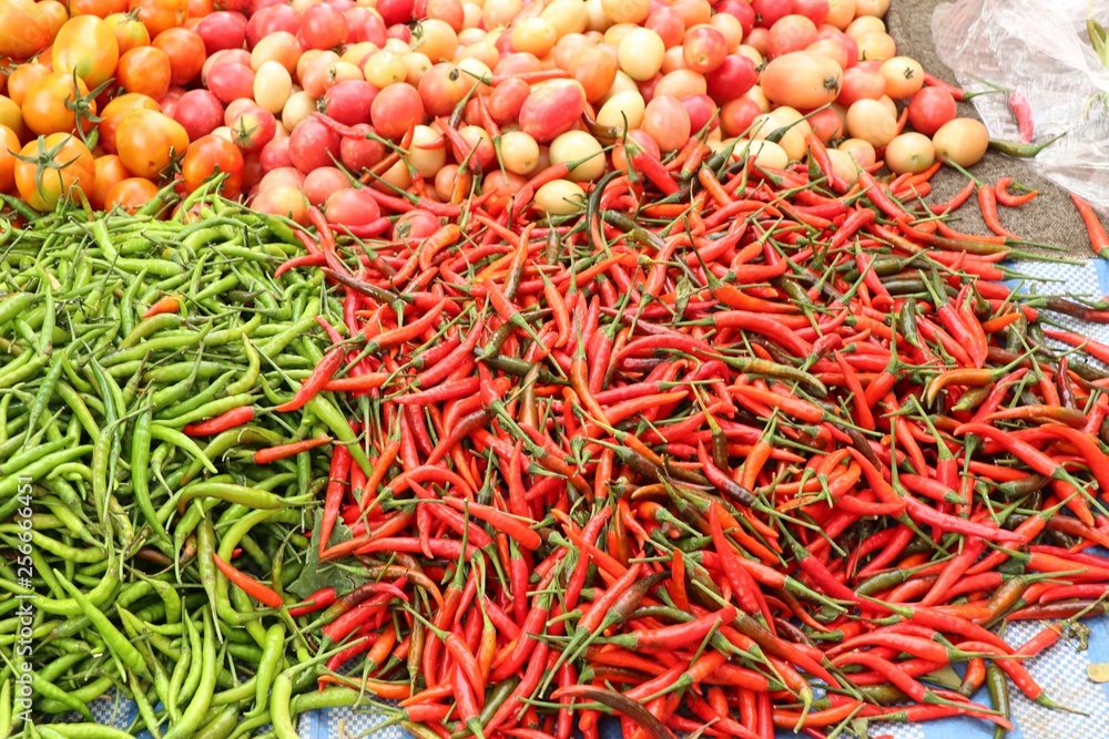 Naklejka premium Sell chilli with vegetable at market