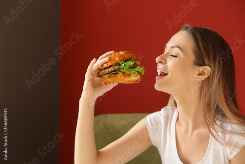 Beautiful young woman eatin...