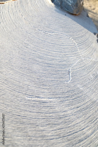 Taglio marmo di Carrara con filo diamantato, dettaglio delle incisioni. photo