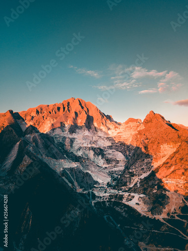 Fototapeta Naklejka Na Ścianę i Meble -  Montagna Alpi Apuane per la produzione del Marmo di Carrara