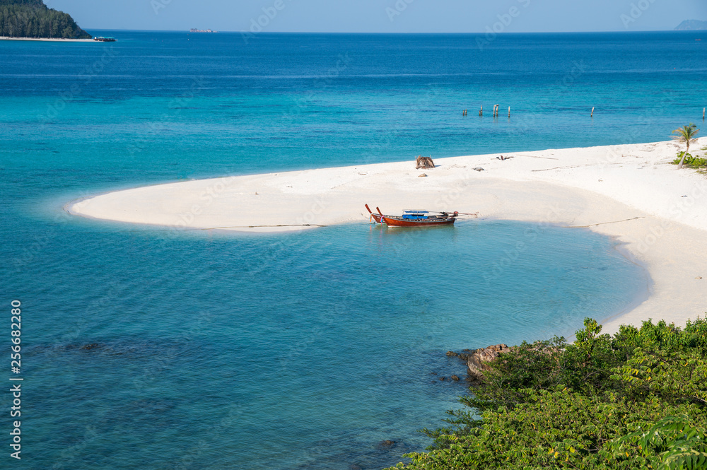 Obraz premium Karma beach with long-tail boat in tropical sea at Lipe island