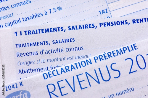Impôts : déclaration de revenus française préremplie avec la page des traitements, salaires, pensions et rentes