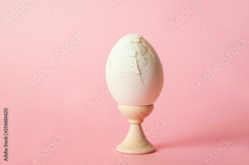 Schilderij op canvas A cracked egg on a pink background close-up and copy space