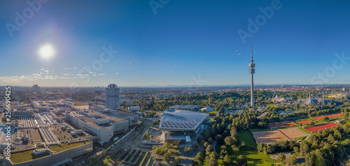 M  nchen mit dem Olympiaturm bei blauen Himmel von oben mit einer Drohne fotografiert