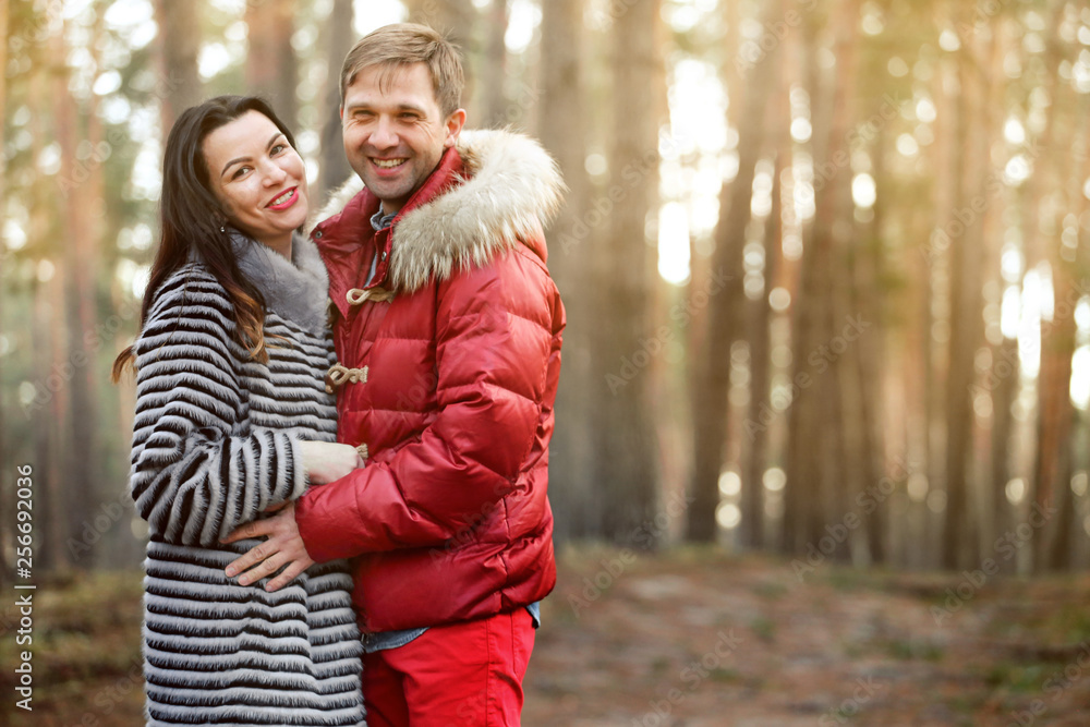 Fototapeta premium YOUNG COUPLE IN ANTUM PARK ON SUN VIEWS 