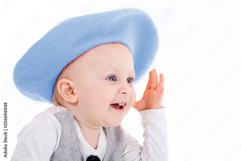 Baby Gesicht mit blauer Baskenmütze lacht Closeup Stock Photo | Adobe Stock