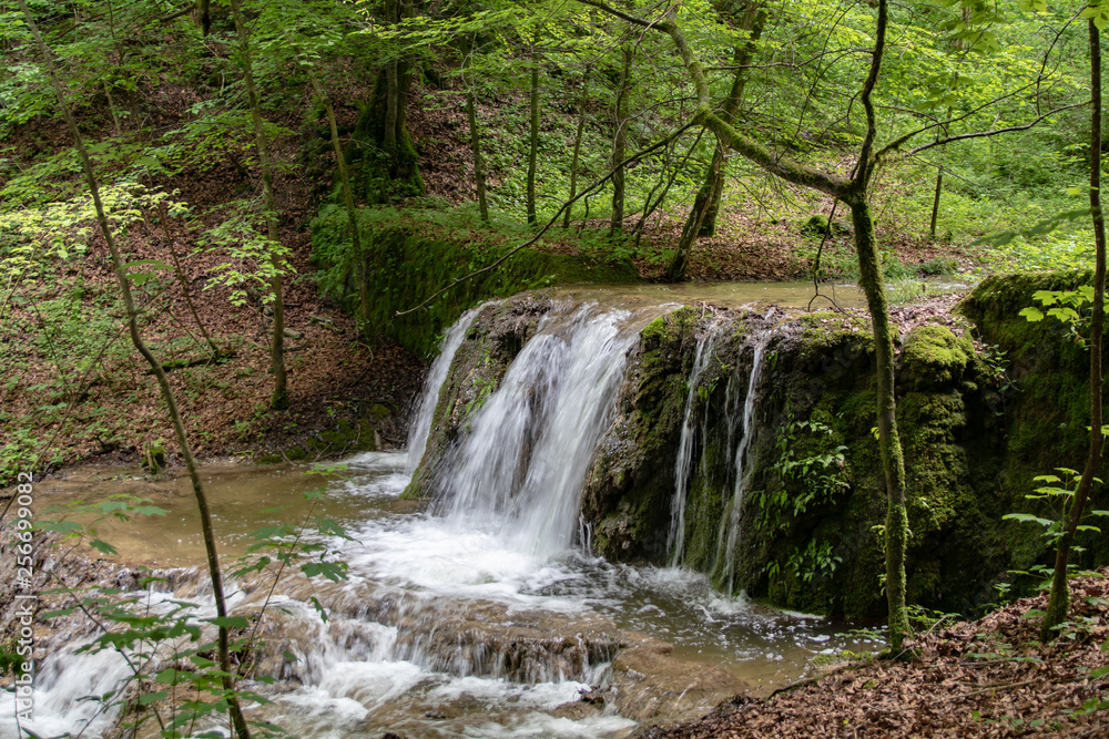 schöner kleiner Wasserfall schöner kleiner Wasserfall