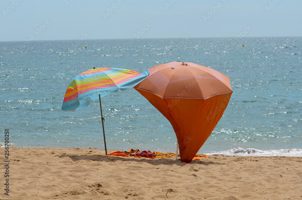 sombrillas de playa tonos cálidos