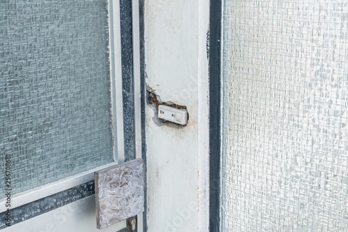 Alte kaputte Haustür mit Glasscheibe und Klingel, Deutschland
