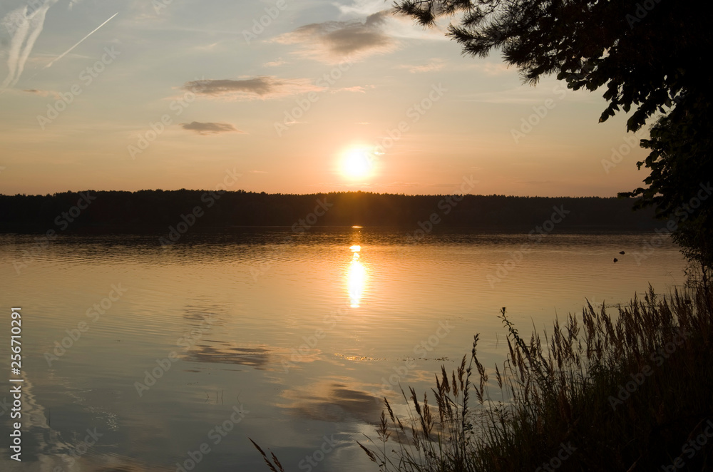 Obraz premium sunset over lake