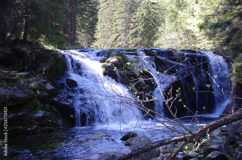 wodospad na górskiej rzece