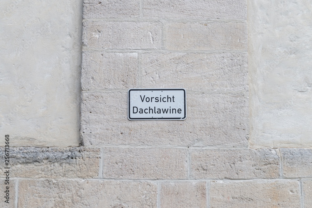 Warnschild - Vorsicht Dachlawine - in deutscher Schrift, Deutschland Warnschild - Vorsicht Dachlawine - in deutscher Schrift, Deutschland