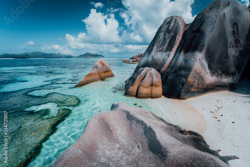 Foto Granite rocks boulders at the best-known Anse Source d'Argent beach on island La Digue in Seychelles