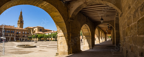 Vistas de la Catedral, desde la Plaza del Ayuntamiento,  de Santo Domingo de la Calzada, en  La Rioja verano de 2018