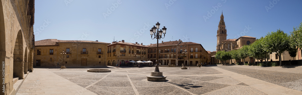 Vistas de la Plaza del Ayuntamiento de Santo Domingo de la Calzada, paso del Camino de Santiago, en  La Rioja verano de 2018