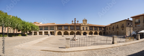 Vistas de la Plaza del Ayuntamiento de Santo Domingo de la Calzada, paso del Camino de Santiago, en  La Rioja verano de 2018