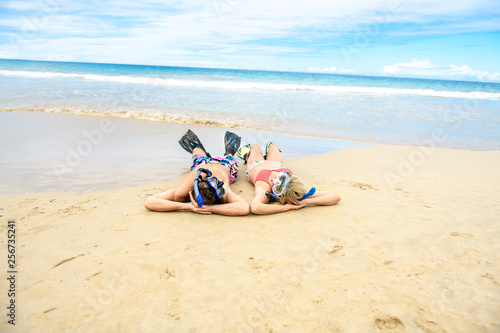 Fototapeta Naklejka Na Ścianę i Meble -  Couple lay on the beach is going to swim and snorkle on hawaii beach
