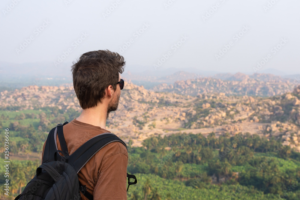 Touriste sur la colline Matanga à Hampi en Inde