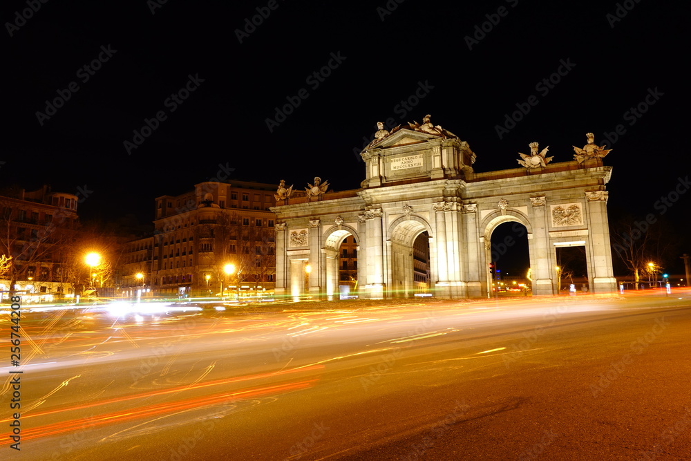Obraz premium The Puerta de Alcala. Alcala Gate is a Neo-classical monument in the Plaza de la Independencia in Madrid.