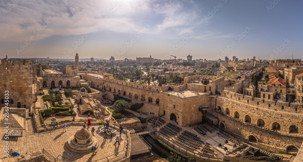 Naklejka premium Jerozolima - 03 października 2018: Panoramiczny widok z twierdzy Wieża Dawida na starym mieście w Jerozolimie, Izrael
