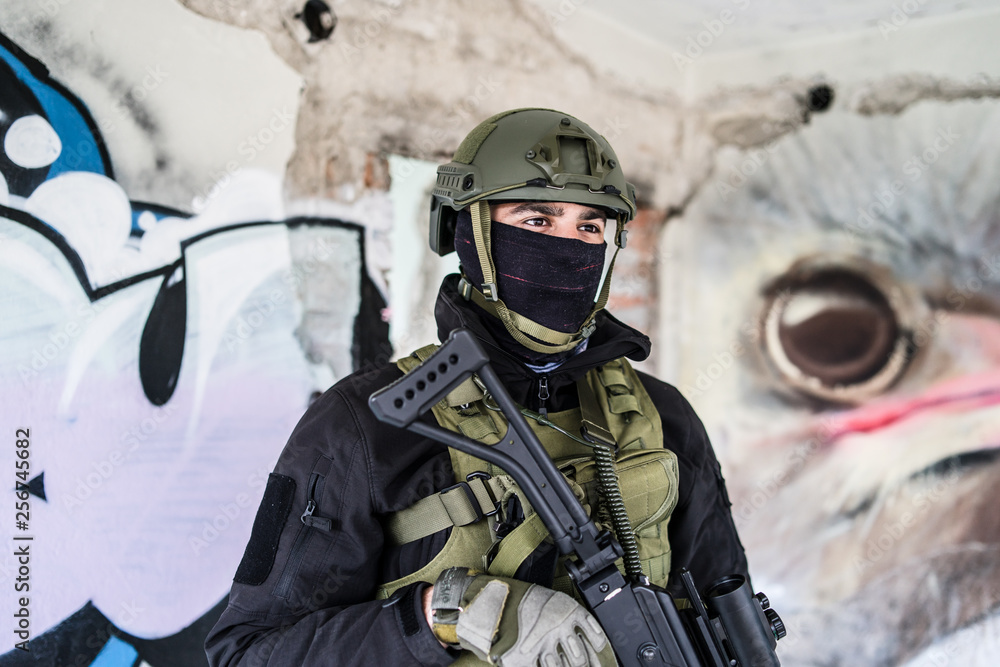 Obraz premium Special military soldier police at the battle zone terrorist