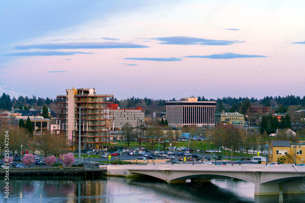 Obraz premium Chmury soczewkowe nad Olimpią w stanie Waszyngton