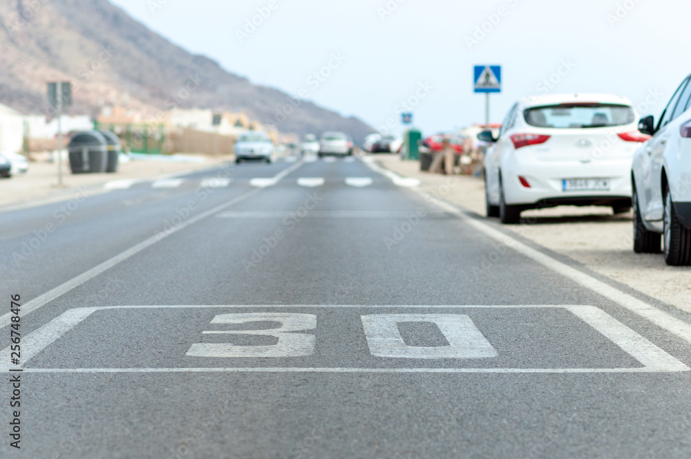 Señal de límite de velocidad pintada en el asfalto 04