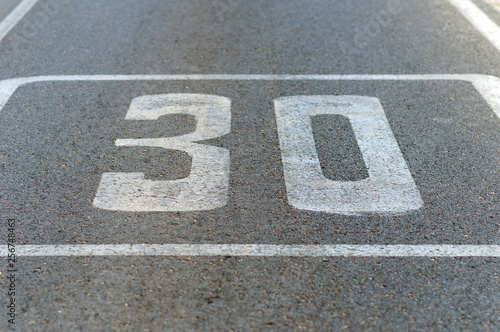 Señal de límite de velocidad pintada en el asfalto 