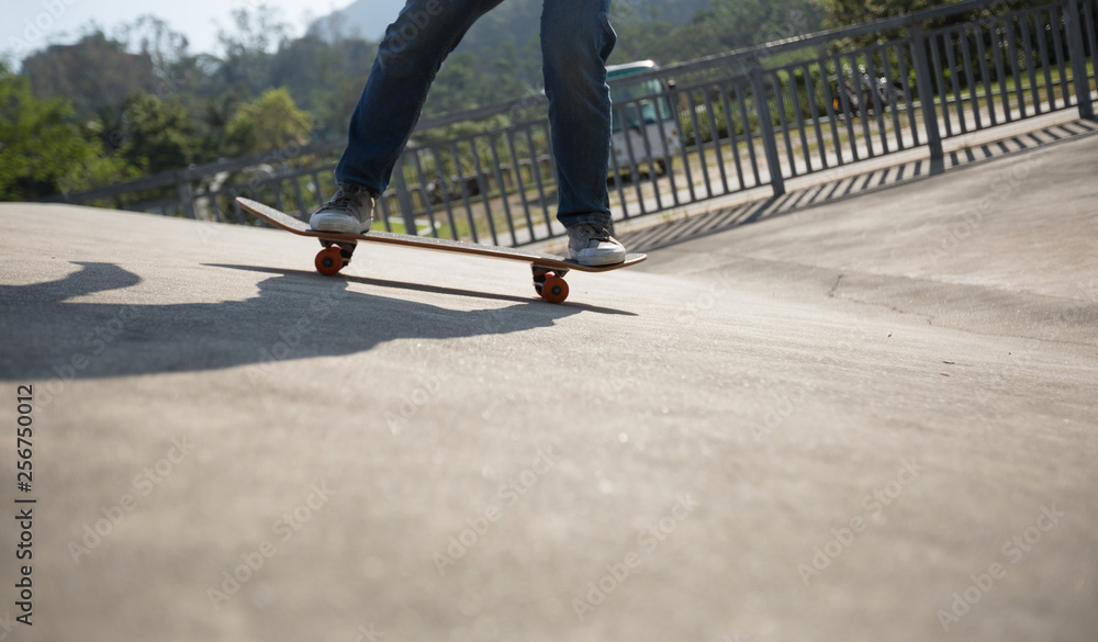 Obraz premium Skateboarder skateboarding at skatepark ramp