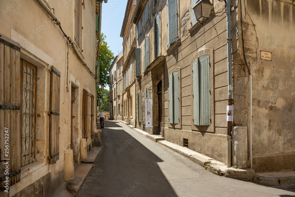 Obraz premium Blue shuttered windows on buildings in Arles, France.