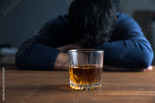 Quadro su tela sad man hand alcohol glass