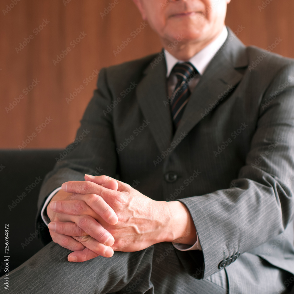 Obraz premium 手を組むビジネスマンの手元