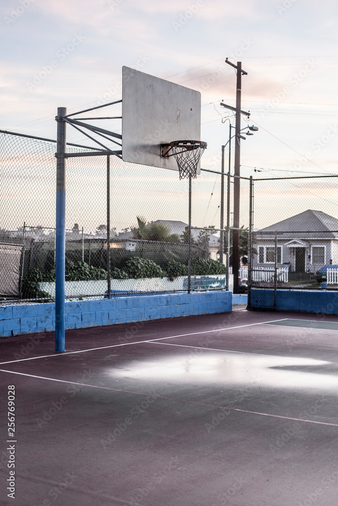 Fototapeta premium basketball hoop taken at sunrise