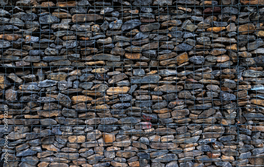 Steinkorbmauer mit Natursteinen