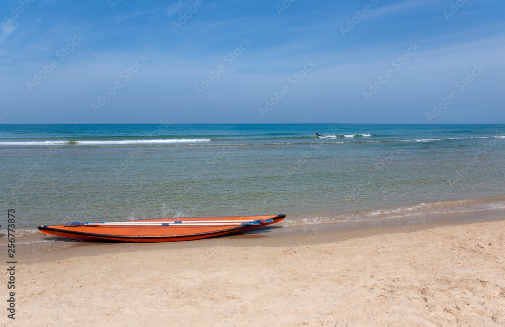 Surfpaddle board lying at the water's edge