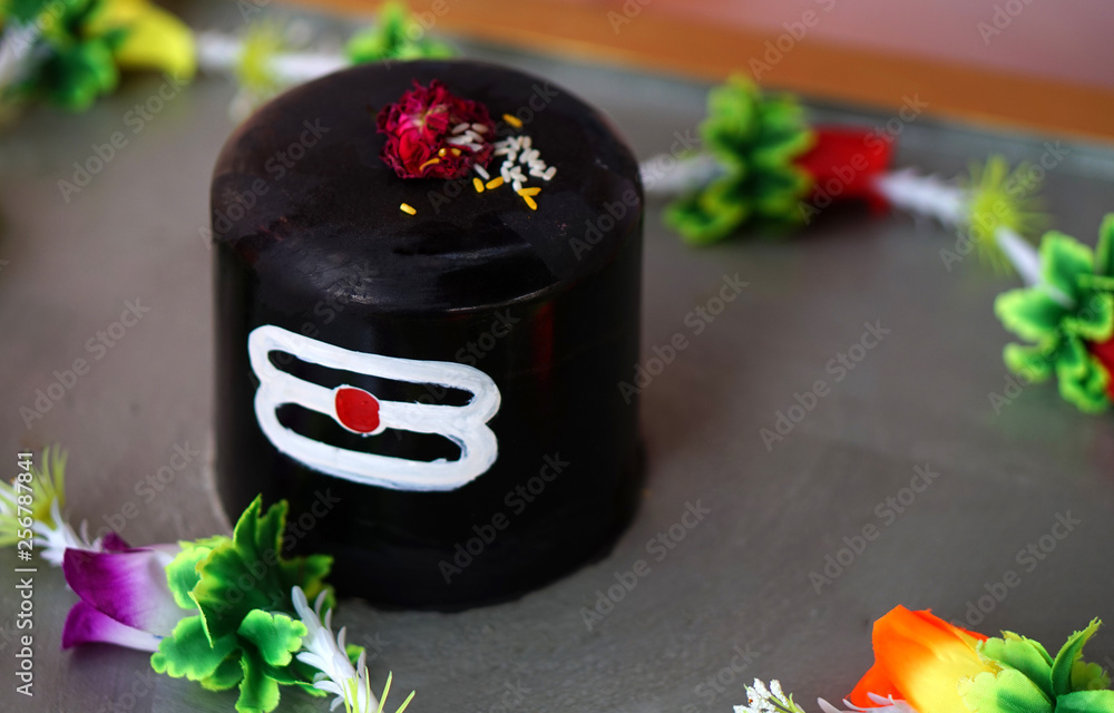 Ταπετσαρία Hindu People offer prayers or do puja to linga shape considered as God Shva, on