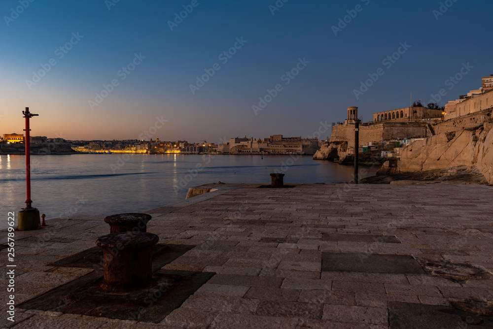 Città di La Valletta vista dai bastioni alle prime luci del mattino, Malta