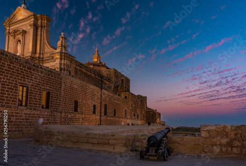 Tableau sur toile La Cattedrale dell'Assunzione della Vergine Maria dentro la Cittadella fortifica