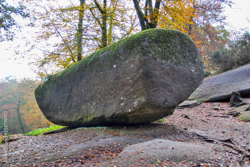 Forêt de Huelgoat dans le Finistère en Bretagne à l'automne, forêt de légendes, 