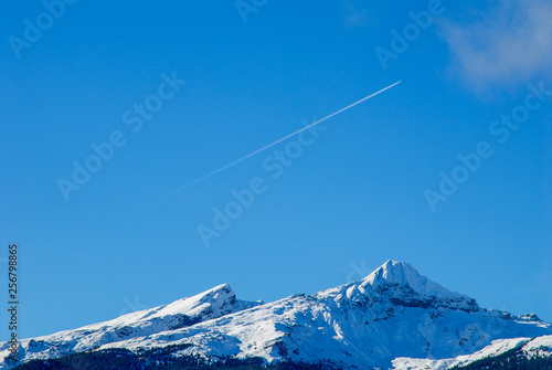 秋のグリンデルワルト　雪を被ったメンリッヒェンと飛行機雲（スイス・ベルン州・グリンデルワルト）
