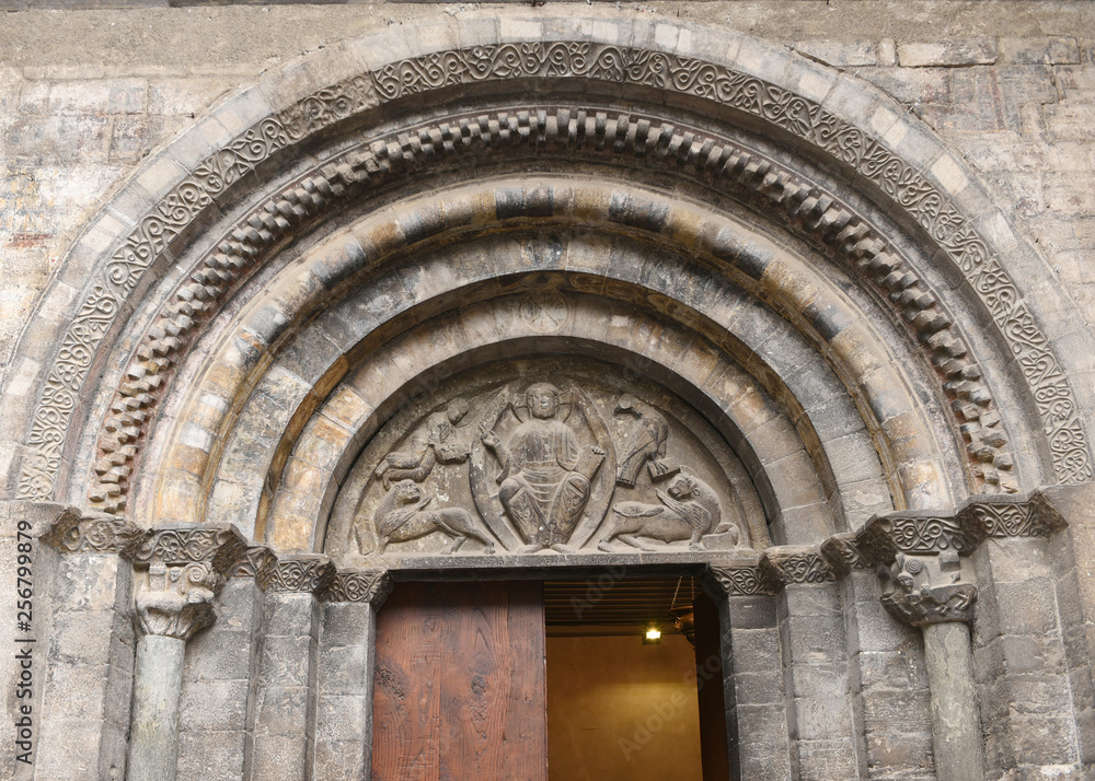 Fototapeta premium Eglise des Templiers Luz St Sauveur tympan