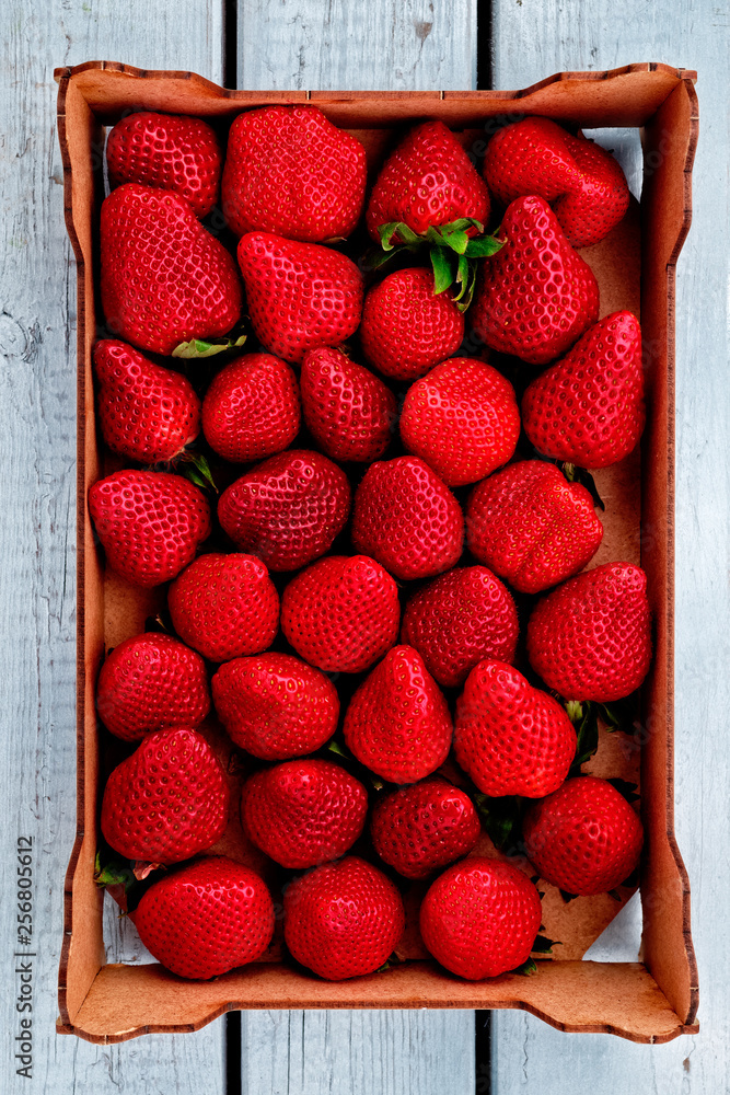 erdbeeren in der stiege von oben auf hellen holz Stock-Foto | Adobe Stock