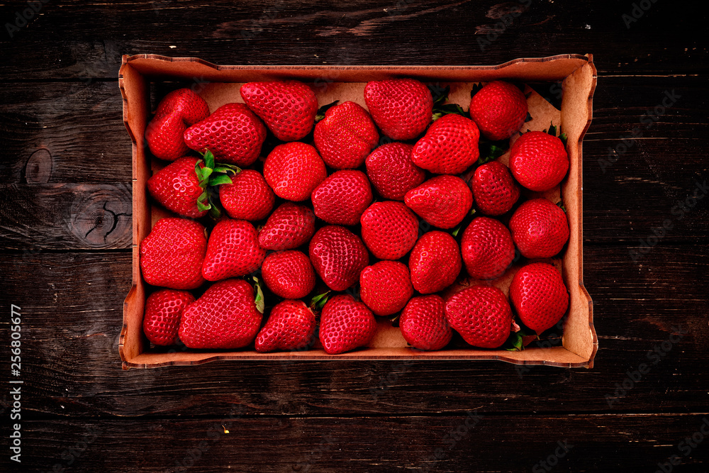 erdbeeren in der stiege auf holzuntergrund Stock-Foto | Adobe Stock