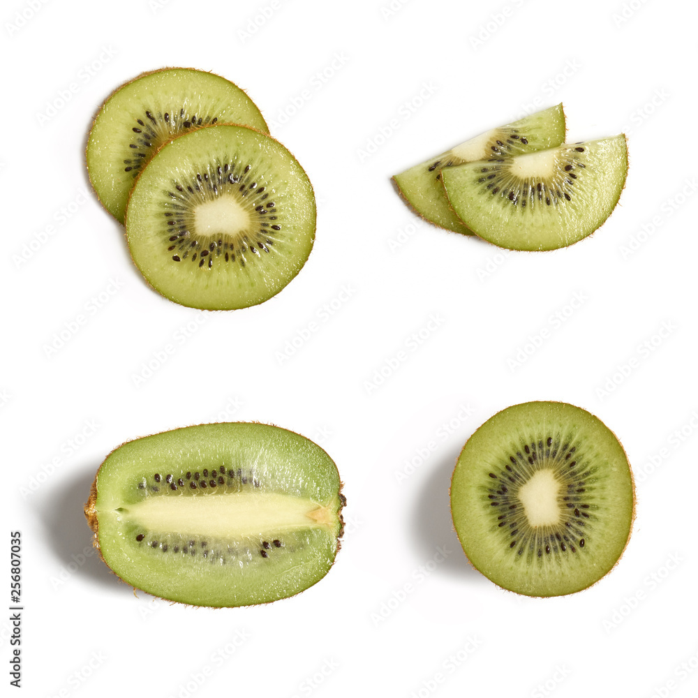 Fototapeta premium Kiwi w kawałkach na białym tle