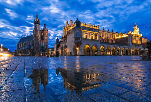 Rynek GLowny, la più grande piazza medievale d'Europa nel centro storico di Cracovia all'alba photo
