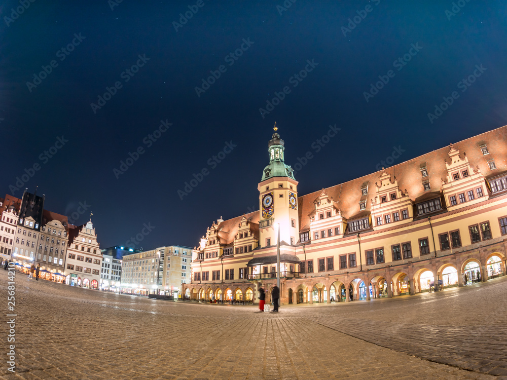Altes Rathaus Leipzig mit Marktplatz bei Nacht